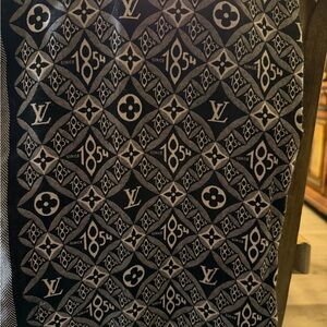Louis Vuitton 100% authentic  Black and Gold Monogram Scarf